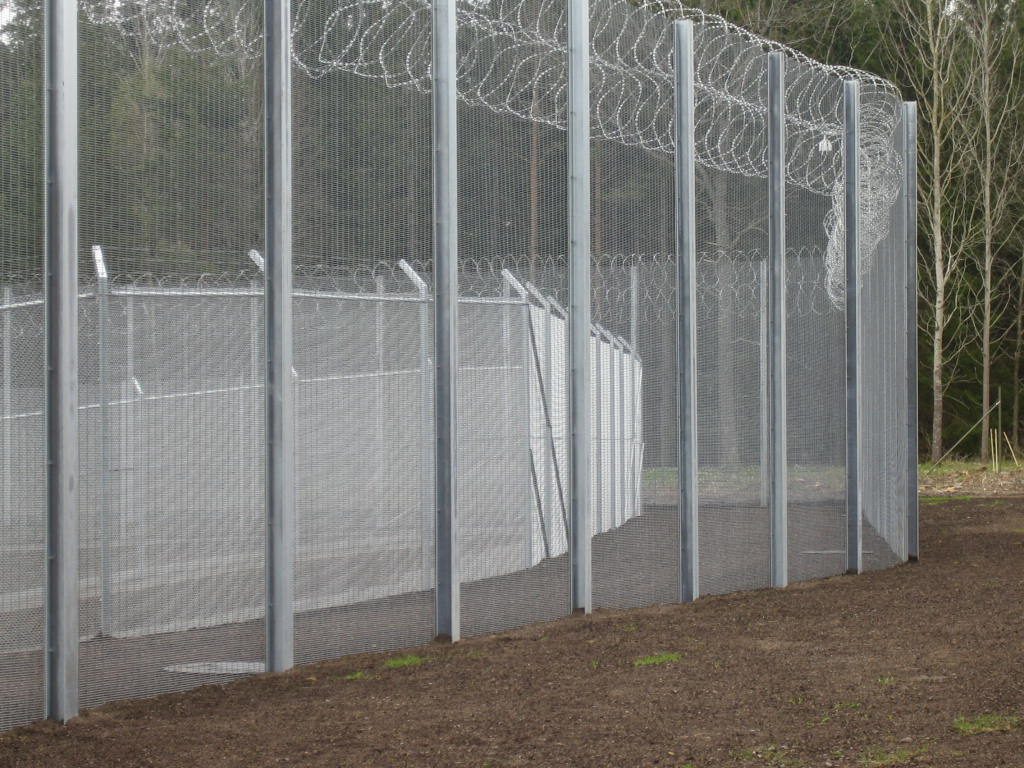 stängsel och grindar till fängelse heda security